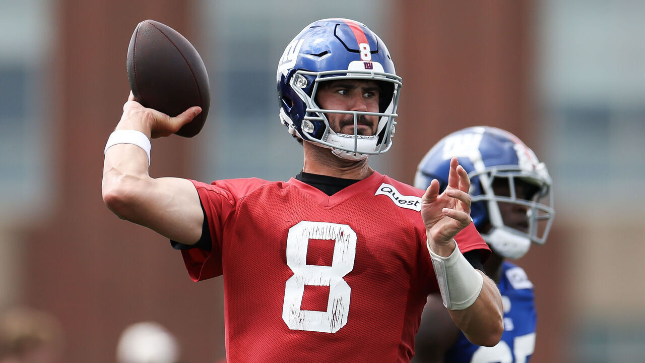 EAST RUTHERFORD, NEW JERSEY - JUNE 06: Daniel Jones #8 of the New York Giants throws the ball during New York Giants OTA Offseason Workouts at NY Giants Quest Diagnostics Training Center on June 06, 2024 in East Rutherford, New Jersey.