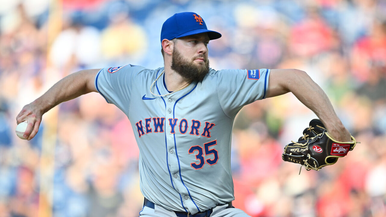 CLEVELAND, OHIO - MAY 21: Starting pitcher Adrian Houser #35 of the New York Mets pitches during the first inning against the Cleveland Cavaliers at Progressive Field on May 21, 2024 in Cleveland, Ohio.