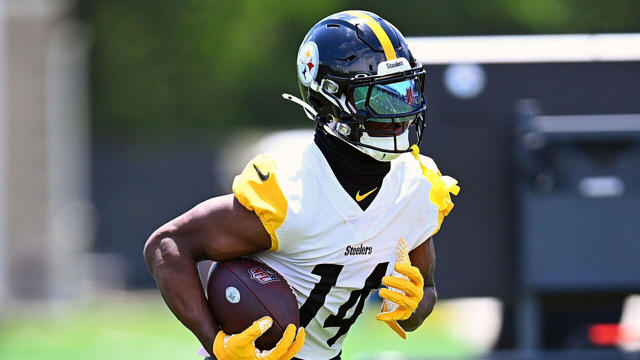 PITTSBURGH, PENNSYLVANIA - JUNE 6: George Pickens #14 of the Pittsburgh Steelers works out during the Pittsburgh Steelers OTA offseason workout at UPMC Rooney Sports Complex on June 6 2024 in Pittsburgh, Pennsylvania.