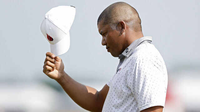 BLAINE, MINNESOTA - JULY 27: Jhonattan Vegas of Venezuela acknowledges the crowd on the 18th green during the third round of the 3M Open at TPC Twin Cities on July 27, 2024 in Blaine, Minnesota.