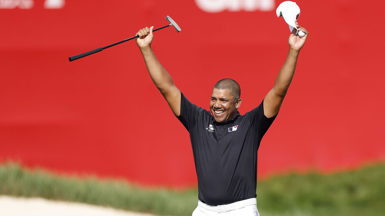 BLAINE, MINNESOTA - JULY 28: Jhonattan Vegas of Venezuela celebrates after winning the 3M Open at TPC Twin Cities on July 28, 2024 in Blaine, Minnesota.