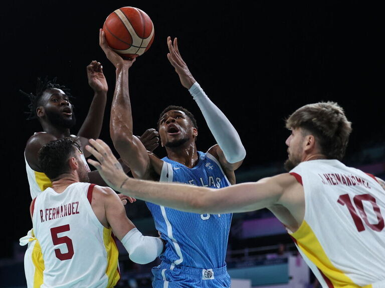 España supera el doble-doble de Giannis y gana a Grecia