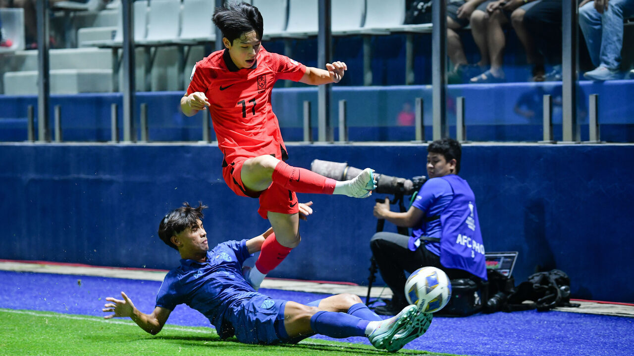 PATHUM THANI, THAILAND - 2023/06/25: Yang Min-Hyuk (No11.) of Korea Republic and Chanasorn Choklap of Thailand seen during the AFC U17 ASIAN CUP THAILAND 2023 match between Thailand and Korea Republic at Pathum Thani Stadium. Final score; Thailand 1:4 Korea Republic.