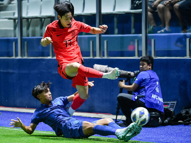 PATHUM THANI, THAILAND - 2023/06/25: Yang Min-Hyuk (No11.) of Korea Republic and Chanasorn Choklap of Thailand seen during the AFC U17 ASIAN CUP THAILAND 2023 match between Thailand and Korea Republic at Pathum Thani Stadium. Final score; Thailand 1:4 Korea Republic.
