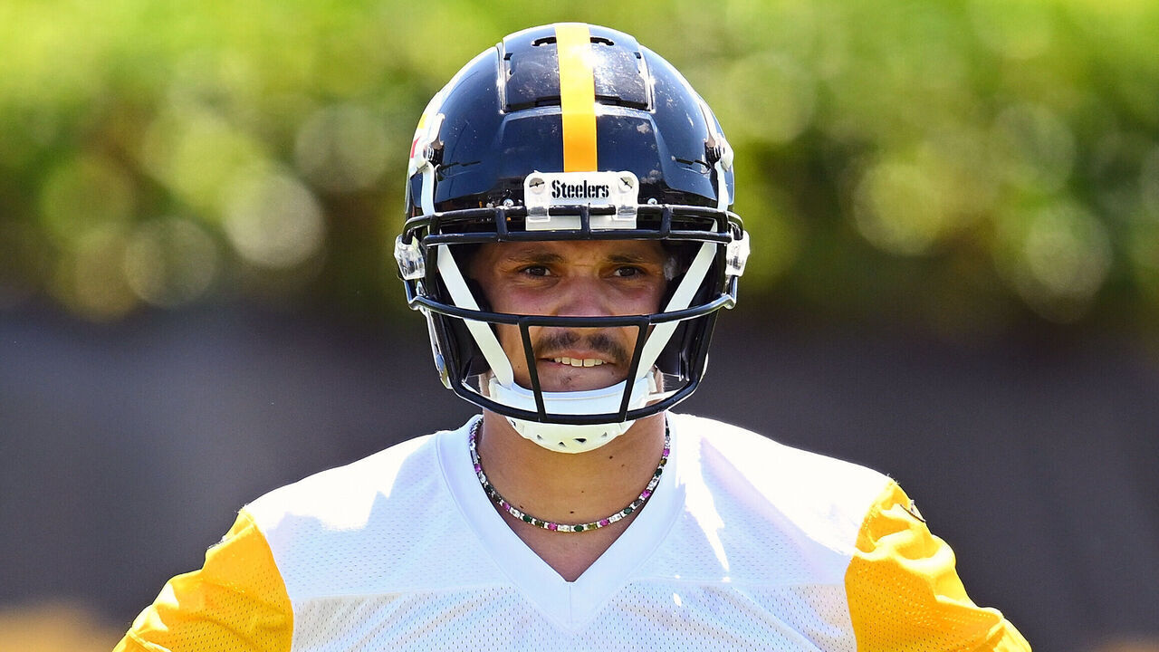 PITTSBURGH, PENNSYLVANIA - JUNE 6: Roman Wilson #10 of the Pittsburgh Steelers works out during the Pittsburgh Steelers OTA offseason workout at UPMC Rooney Sports Complex on June 6 2024 in Pittsburgh, Pennsylvania.