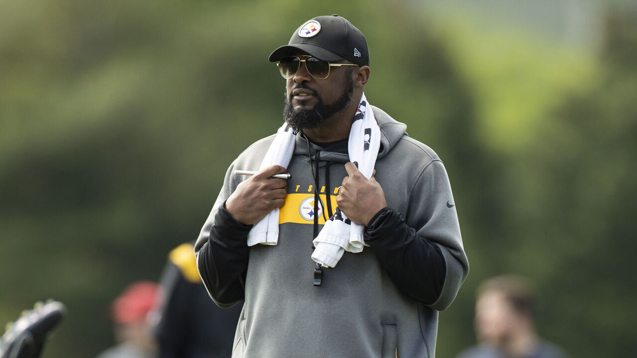 PITTSBURGH, PA - MAY 24: Pittsburgh Steelers head coach Mike Tomlin looks on during the team's OTA practice, Tuesday, May 24, 2022, in Pittsburgh, PA.