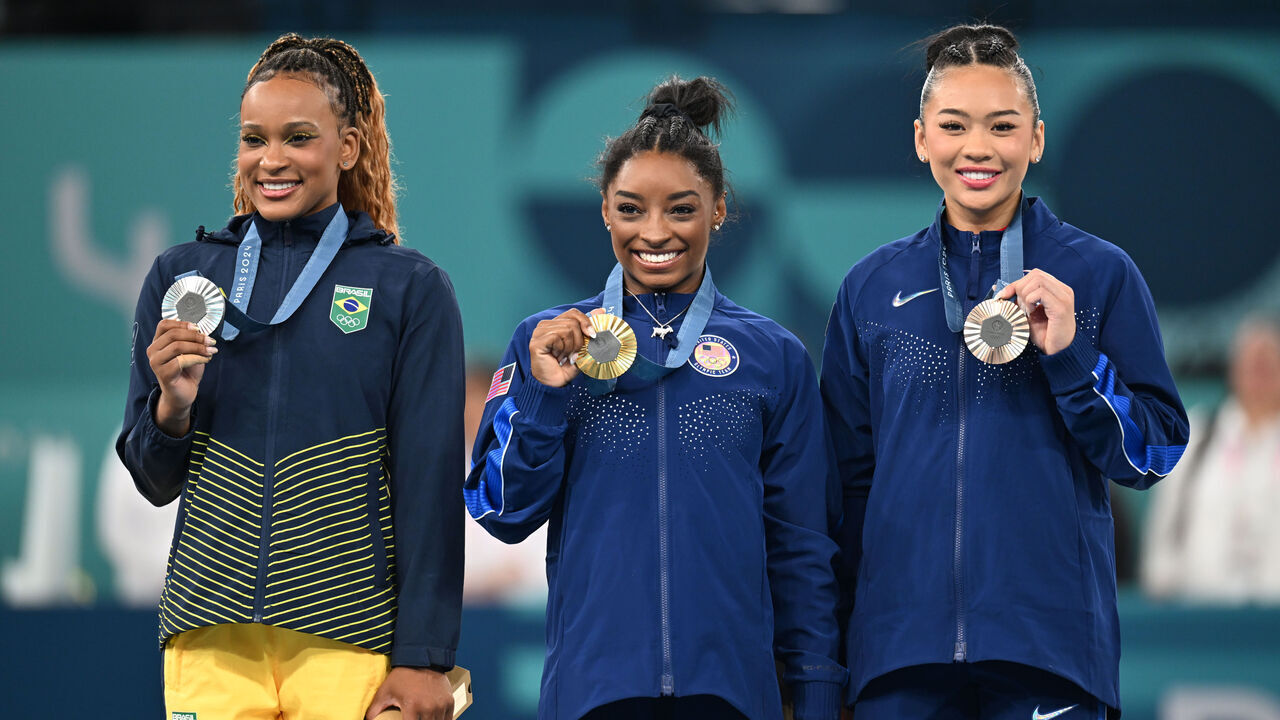 01 August 2024, France, Paris: Olympia, Paris 2024, gymnastics, all-around, women, final, Rebeca Andrade (l-r, silver) from Brazil, Simone Biles (gold) from the USA and Sunisa Lee (bronze) from the USA at the award ceremony. Photo: Sina Schuldt/dpa