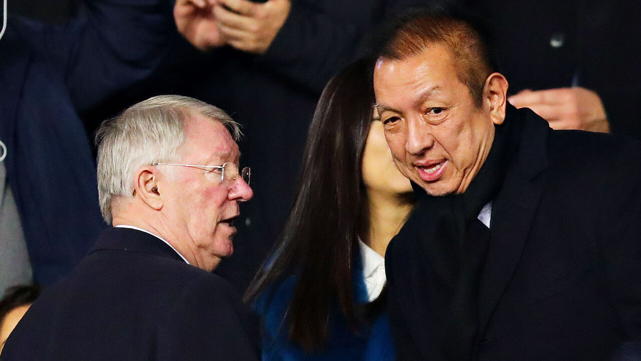 PARIS, FRANCE - MARCH 06: Sir Alex Ferguson talks with Peter Lim in the stands before the UEFA Champions League Round of 16 Second Leg match between Paris Saint-Germain and Manchester United at Parc des Princes on March 06, 2019 in Paris, France.