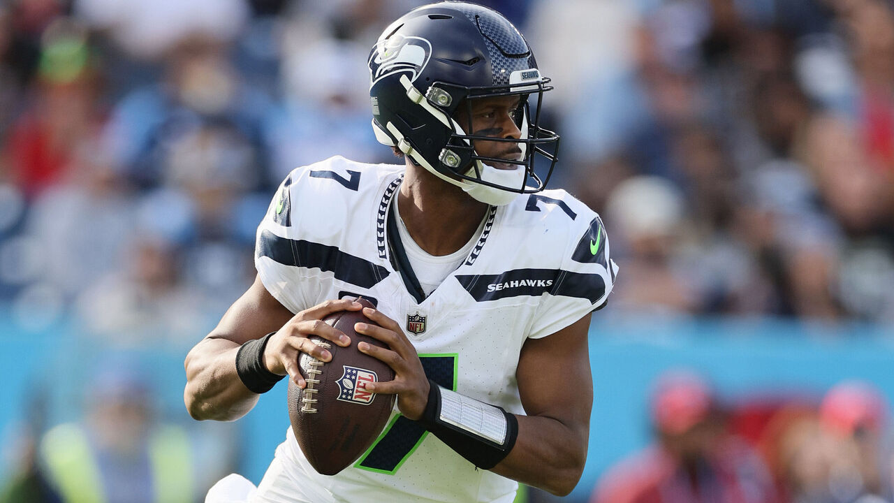 NASHVILLE, TENNESSEE - DECEMBER 24: Geno Smith #7 of the Seattle Seahawks against the Tennessee Titans at Nissan Stadium on December 24, 2023 in Nashville, Tennessee.