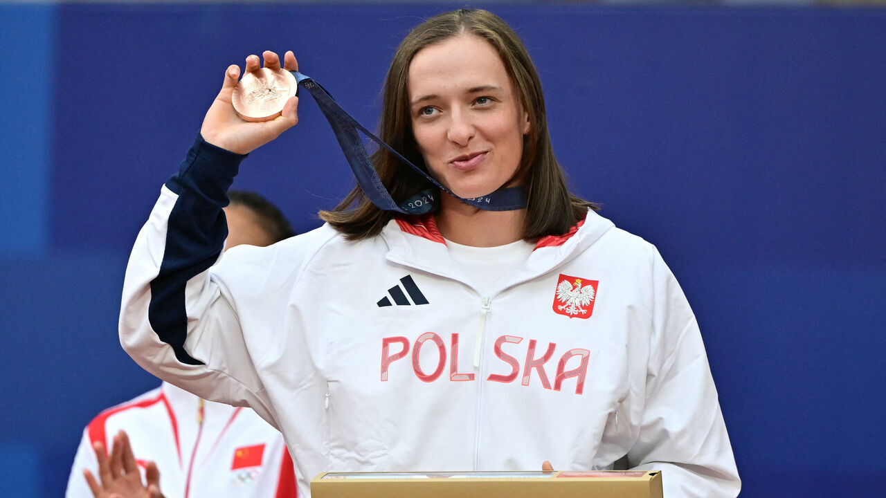 Bronze medallist Poland's Iga Swiatek poses with her medal on the podium at the presentation ceremony for the women's singles tennis event on Court Philippe-Chatrier at the Roland-Garros Stadium during the Paris 2024 Olympic Games, in Paris on August 3, 2024.