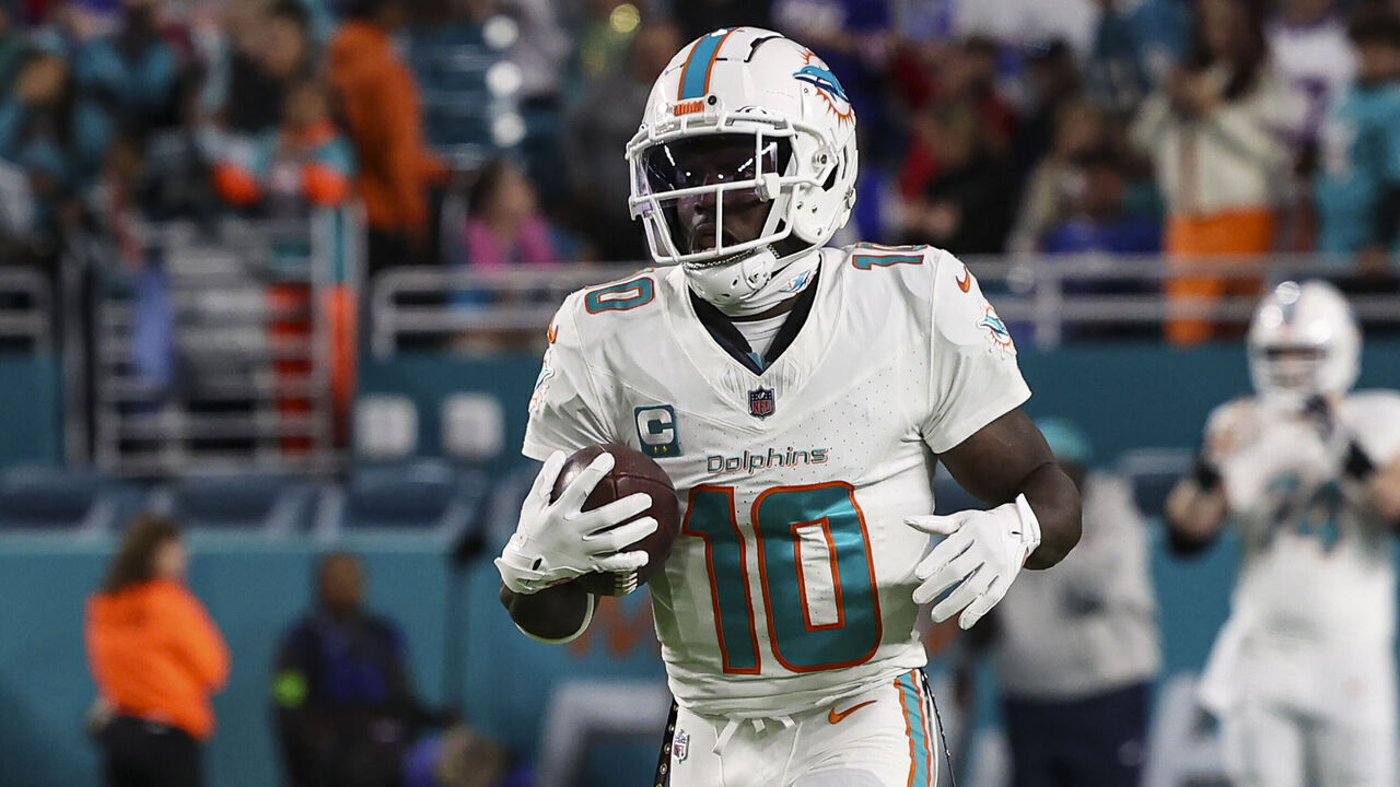 MIAMI GARDENS, FL - JANUARY 07: Tyreek Hill #10 of the Miami Dolphins warms up prior to an NFL football game against the Buffalo Bills at Hard Rock Stadium on January 7, 2024 in Miami Gardens, Florida.