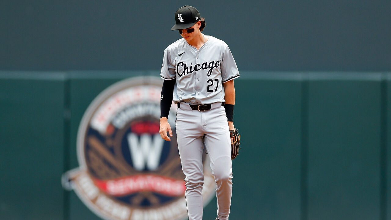 MINNEAPOLIS, MINNESOTA - AUGUST 04: Brooks Baldwin #27 of the Chicago White Sox reacts to his fielding error to score a run against the Minnesota Twins in the first inning at Target Field on August 04, 2024 in Minneapolis, Minnesota.