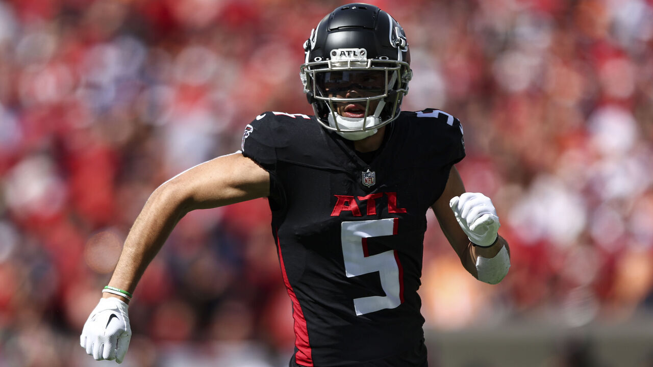 TAMPA, FL - OCTOBER 22: Drake London #5 of the Atlanta Falcons runs downfield during an NFL football game against the Tampa Bay Buccaneers at Raymond James Stadium on October 22, 2023 in Tampa, Florida.