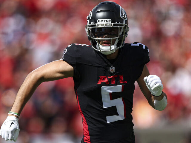 TAMPA, FL - OCTOBER 22: Drake London #5 of the Atlanta Falcons runs downfield during an NFL football game against the Tampa Bay Buccaneers at Raymond James Stadium on October 22, 2023 in Tampa, Florida.