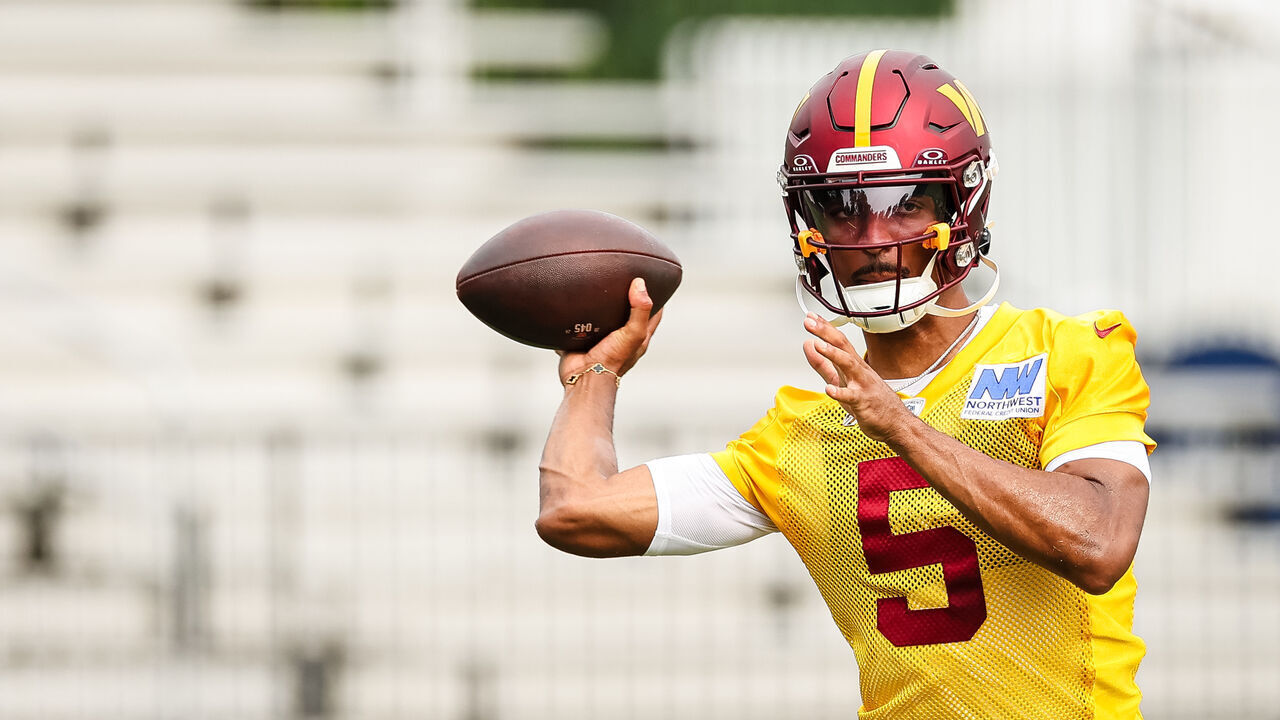 ASHBURN, VA - JULY 25: Jayden Daniels #5 of the Washington Commanders participates in a drill during training camp at OrthoVirginia Training Center at Commanders Park on July 25, 2024 in Ashburn, Virginia.