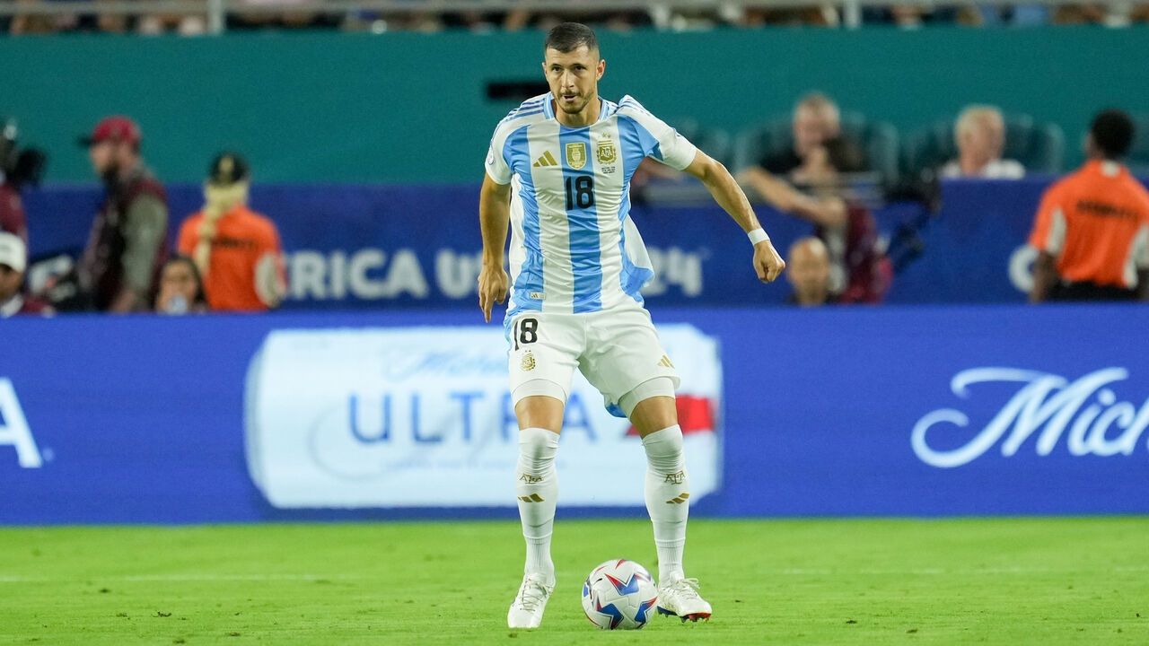 MIAMI, FL - JUNE 29: Guido Rodríguez #18 of Argentina looking for an open man during a Copa America 2024 Group A match between Peru and Argentina at Hard Rock Stadium on June 29, 2024 in Miami, Florida.