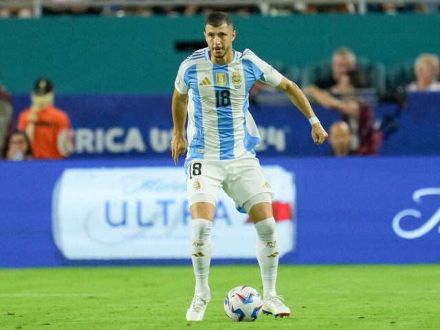 MIAMI, FL - JUNE 29: Guido Rodríguez #18 of Argentina looking for an open man during a Copa America 2024 Group A match between Peru and Argentina at Hard Rock Stadium on June 29, 2024 in Miami, Florida.