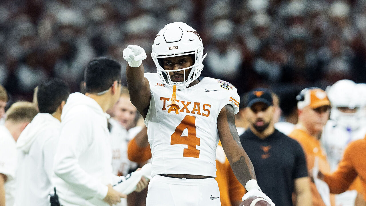 NEW ORLEANS, LA - JANUARY 01: Texas Longhorns running back CJ Baxter (4) catches a pass during the CFP Semifinal Allstate Sugar Bowl game between the Texas Longhorns and the Washington Huskies on January 01, 2024, at the Caesars Superdome in New Orleans, Louisiana.