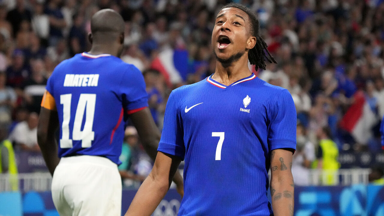 LYON, FRANCE - AUGUST 05: Michael Olise #7 of Team France celebrates scoring his team's third goal during the Men's semifinal match between France and Egypt during the Olympic Games Paris 2024 at Stade de Lyon on August 05, 2024 in Lyon, France.
