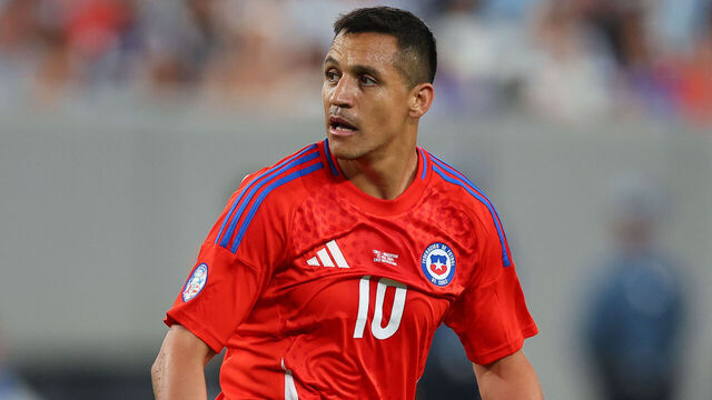 EAST RUTHERFORD, NJ - JUNE 25: Alexis Sánchez #10 of Chile during the second half of the CONMEBOL Copa America Group stage game against Argentina on June 25, 2024 at MetLife Stadium in East Rutherford, New Jersey.