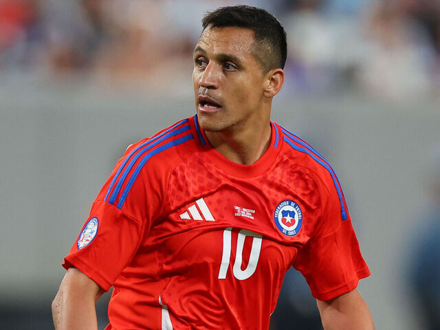 EAST RUTHERFORD, NJ - JUNE 25: Alexis Sánchez #10 of Chile during the second half of the CONMEBOL Copa America Group stage game against Argentina on June 25, 2024 at MetLife Stadium in East Rutherford, New Jersey.
