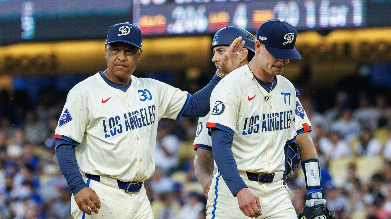 LOS ANGELES, CA - AUGUST 10, 2024: Dodgers manager Dave Roberts consoles Los Angeles Dodgers starting pitcher River Ryan (77) as he's pulled from the game for a right arm injury in the fifth inning against the Pittsburgh Pirate on August 10, 2024 in Los Angeles, California. (Gina Ferazzi / Los Angeles Times via Getty Images)