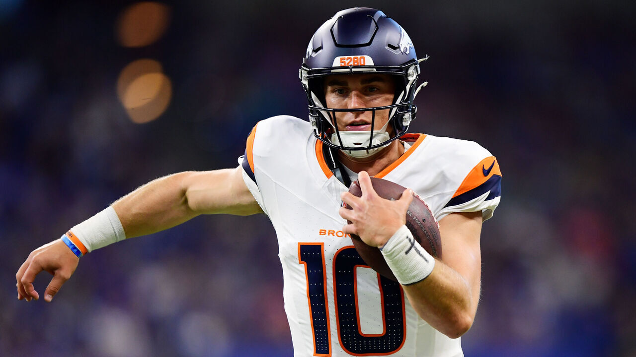 INDIANAPOLIS, INDIANA - AUGUST 11: Bo Nix #10 of the Denver Broncos carries the ball in the first half during a preseason game against the Indianapolis Colts at Lucas Oil Stadium on August 11, 2024 in Indianapolis, Indiana.