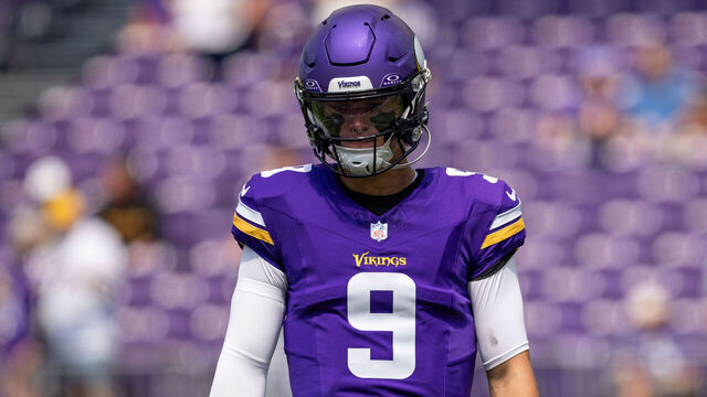 MINNEAPOLIS, MN - AUGUST 10: Minnesota Vikings quarterback J.J. McCarthy (9) warms up before the NFL preseason game between the Las Vegas Raiders and the Minnesota Vikings on August 10, 2024, at U.S. Bank Stadium in Minneapolis, MN.