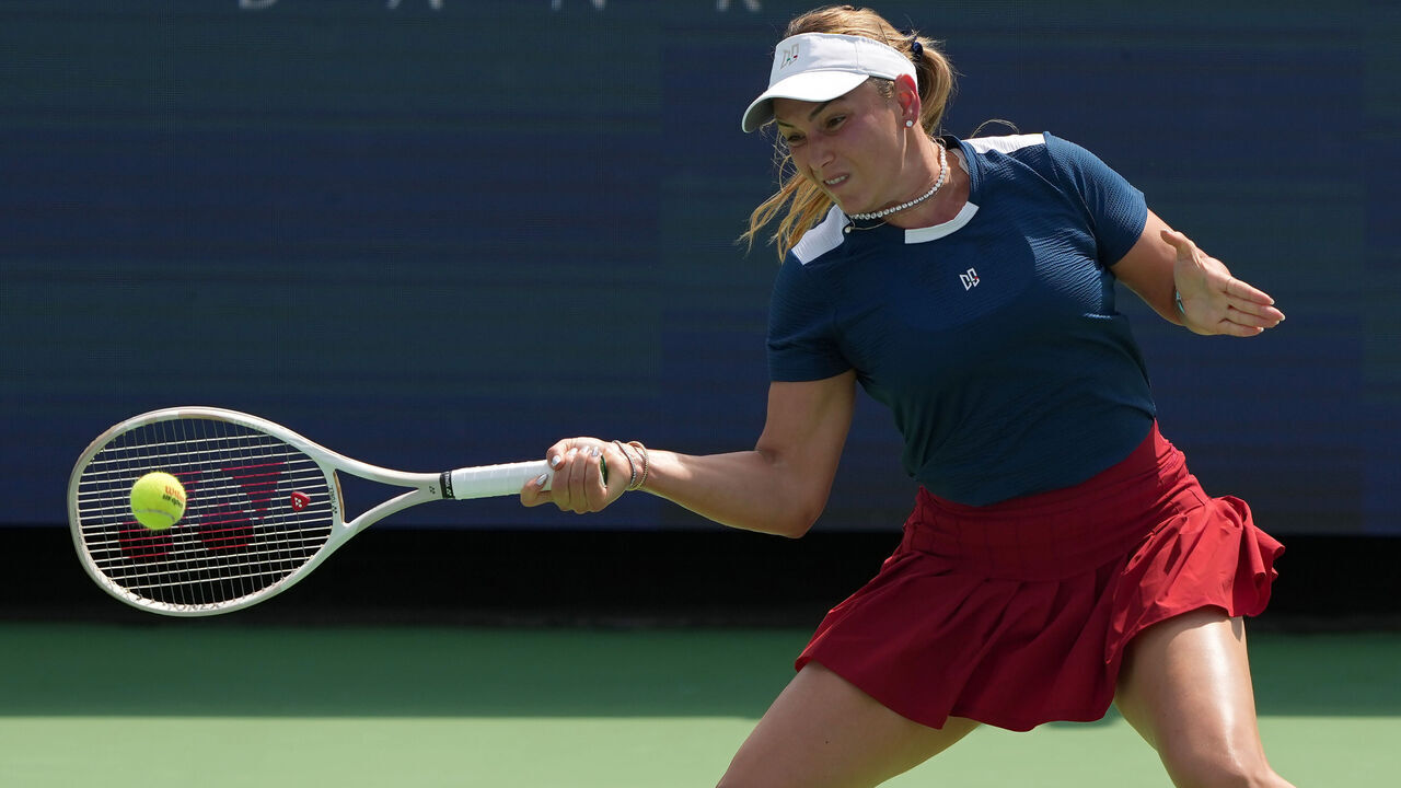 MASON, OHIO - AUGUST 13: Donna Vekic of Croatia plays a forehand during her match against Ashlyn Krueger of the United States (not pictured) during Day 3 of the Cincinnati Open at the Lindner Family Tennis Center on August 13, 2024 in Mason, Ohio.