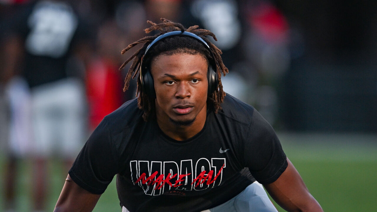 ATLANTA, GA SEPTEMBER 23: Georgia linebacker Darris Smith (19) warms up prior to the start of the college football game between the UAB Blazers and the Georgia Bulldogs on September 23rd, 2023 at Sanford Stadium in Athens, GA.