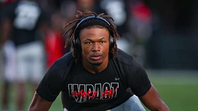 ATLANTA, GA SEPTEMBER 23: Georgia linebacker Darris Smith (19) warms up prior to the start of the college football game between the UAB Blazers and the Georgia Bulldogs on September 23rd, 2023 at Sanford Stadium in Athens, GA.