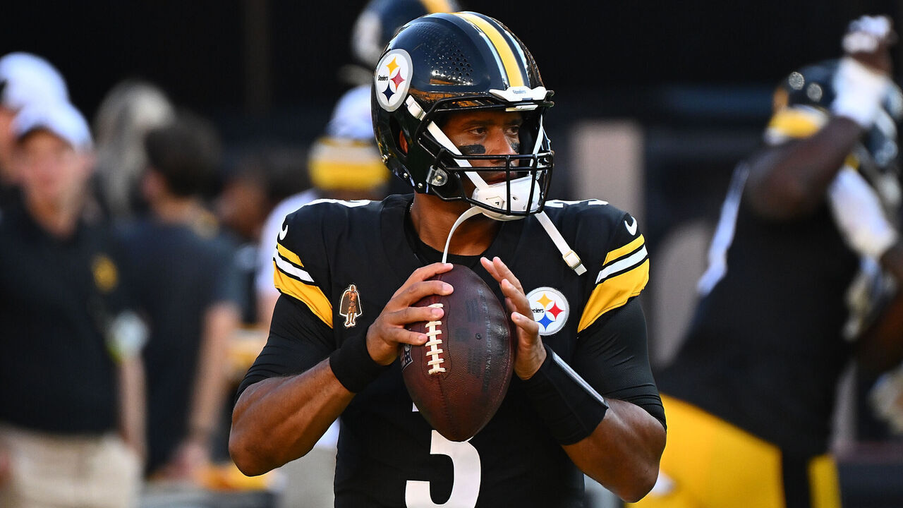 PITTSBURGH, PENNSYLVANIA - AUGUST 9: Russell Wilson #3 of the Pittsburgh Steelers warms up before the preseason game against the Houston Texans at Acrisure Stadium on August 9, 2024 in Pittsburgh, Pennsylvania.