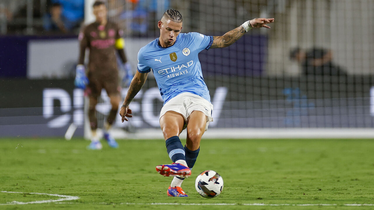 ORLANDO, FL - JULY 30: Manchester City midfielder Kalvin Phillips (4) passes the ball during the game between Barcelona vs Manchester City on July 30, 2024 at Camping World Stadium in Orlando, Fl.