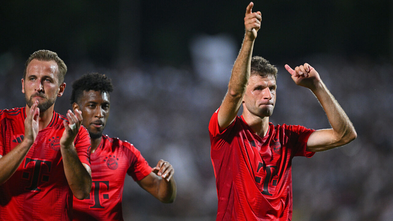 16 August 2024, Baden-Württemberg, Ulm: Soccer, DFB Cup, 1st round, SSV Ulm 1846 - Bayern Munich, Donaustadion: Munich's Thomas Müller (r), Munich's Kingsley Coman (M) and Munich's Harry Kane cheer after the match. IMPORTANT NOTE: In accordance with the regulations of the DFL German Football League and the DFB German Football Association, it is prohibited to use or have used photographs taken in the stadium and/or of the match in the form of sequential images and/or video-like photo series. Photo: Tom Weller/dpa
