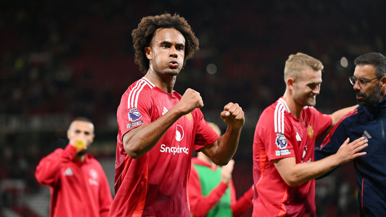 MANCHESTER, ENGLAND - AUGUST 16: Joshua Zirkzee of Manchester United celebrates after the final whistle during the Premier League match between Manchester United FC and Fulham FC at Old Trafford on August 16, 2024 in Manchester, England.