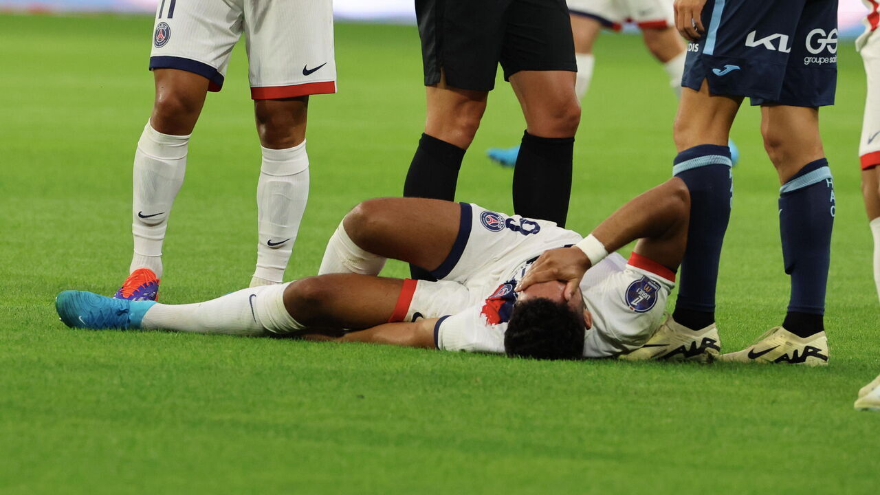 LE HAVRE, FRANCE - AUGUST 16: Goncalo Ramos #9 of Paris Saint-Germain reacts after his injury during the Ligue 1 match between Le Havre AC and Paris Saint-Germain FC at Stade Océane on 08/18/2024 in Le Havre, France.