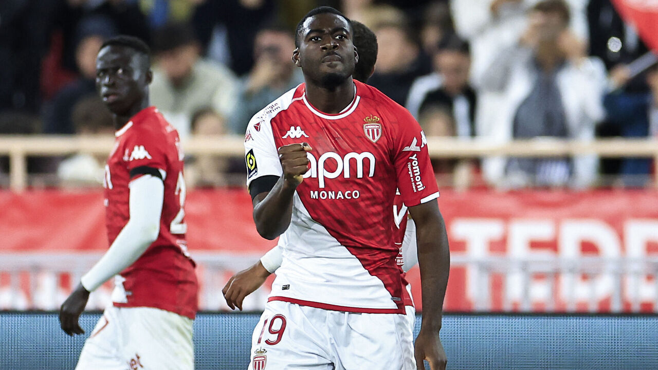 Monaco's French midfielder #19 Youssouf Fofana (R) celebrates with teammates after scoring his team's first goal during the French L1 football match between AS Monaco and Lille (LOSC) at the Louis II Stadium (Stade Louis II) in the Principality of Monaco on April 24, 2024.