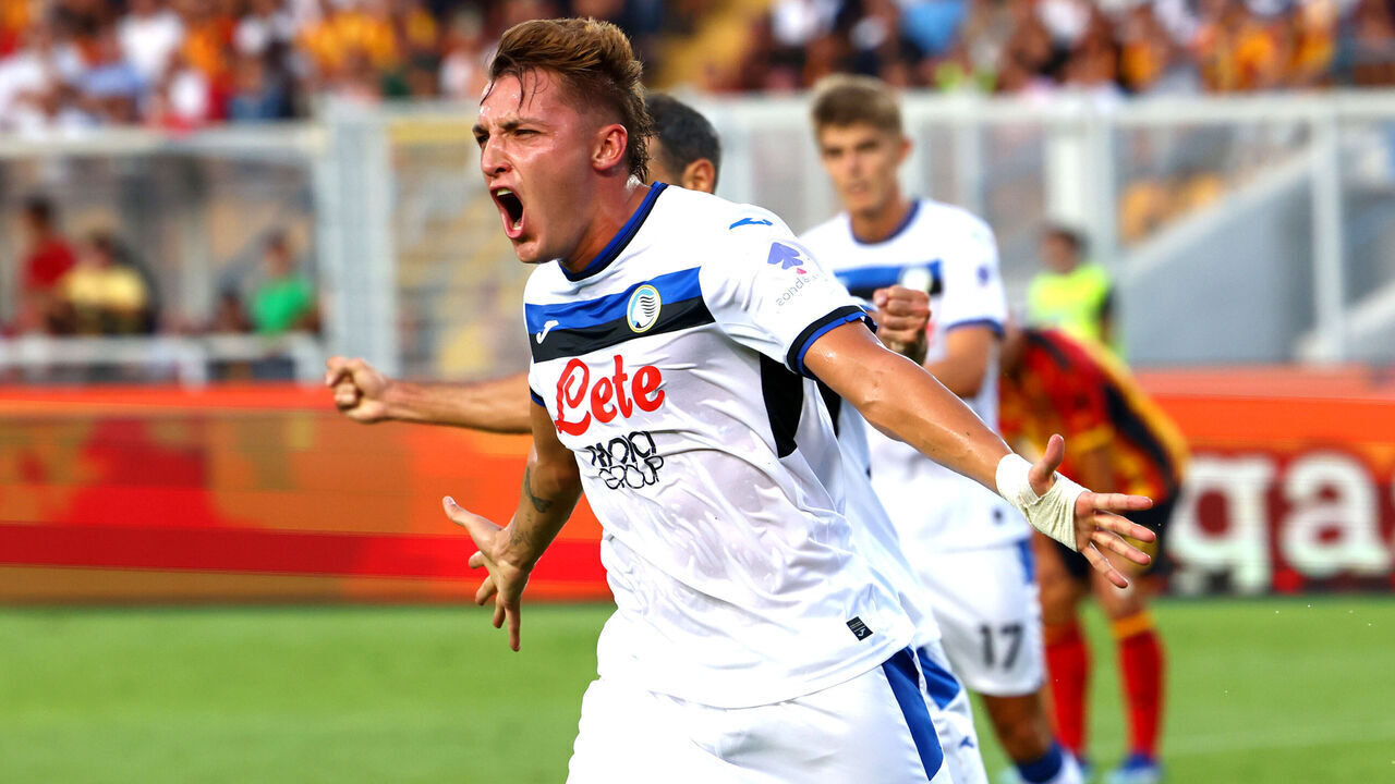 LECCE, ITALY - AUGUST 19: Mateo Retegui of Atalanta celebrates after scoring his team's second goal during the Serie A match between Lecce and Atalanta at Stadio Via del Mare on August 19, 2024 in Lecce, Italy.