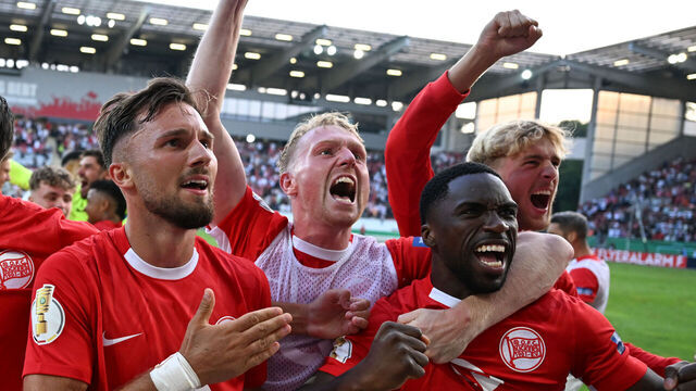 19 August 2024, Hesse, Offenbach: Soccer: DFB Cup, Kickers Offenbach - 1. FC Magdeburg, 1st round, Sparda-Bank-Hessen-Stadion. Offenbach's goal scorer Valdrin Mustafa (l) and his teammates celebrate after the win. Photo: Arne Dedert/dpa - IMPORTANT NOTE: In accordance with the regulations of the DFL German Football League and the DFB German Football Association, it is prohibited to utilize or have utilized photographs taken in the stadium and/or of the match in the form of sequential images and/or video-like photo series.