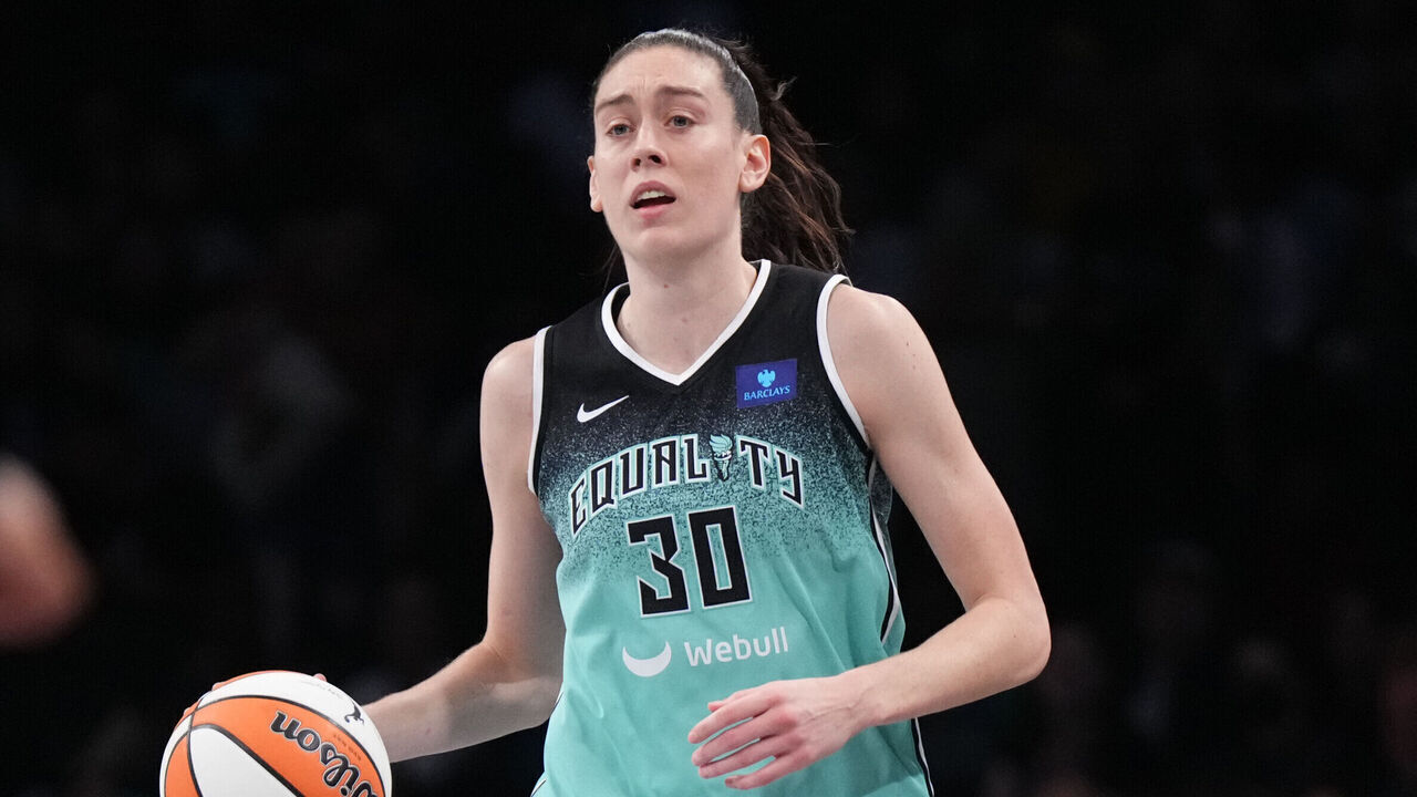 BROOKLYN, NY - AUGUST 20: Breanna Stewart #30 of the New York Liberty handles the ball during the game on August 20, 2024 at the Barclays Center in Brooklyn, New York. Mandatory Copyright Notice: Copyright 2023 NBAE