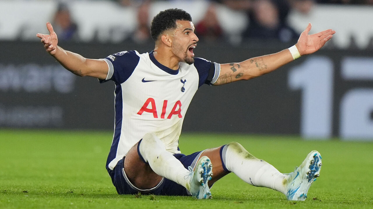 Tottenham Hotspur's Dominic Solanke appeals for a penalty during the Premier League match at the King Power Stadium, Leicester. Picture date: Monday August 19, 2024.