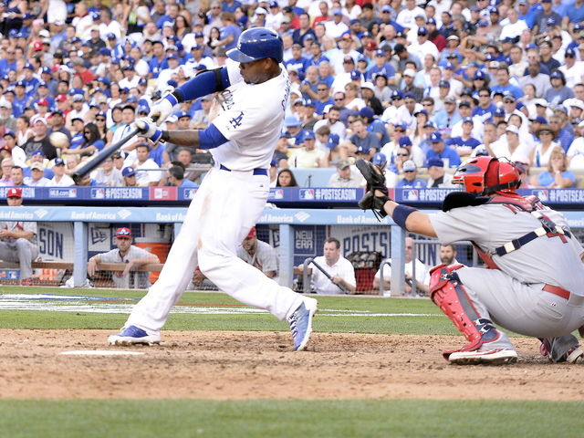 Crawford sets Dodgers' record with 11-game postseason hitting streak