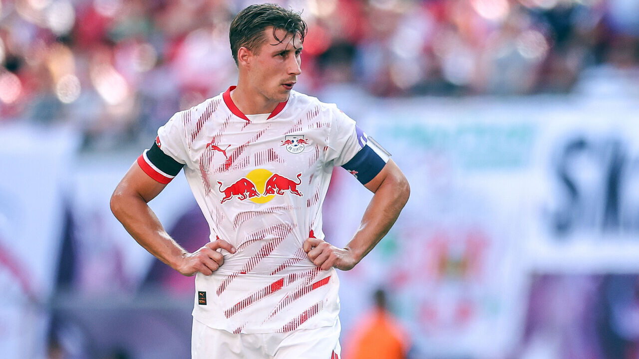 24 August 2024, Saxony, Leipzig: Soccer: Bundesliga, RB Leipzig - VfL Bochum, Matchday 1 at the Red Bull Arena. Leipzig player Willi Orban stands on the pitch. Photo: Jan Woitas/dpa - IMPORTANT NOTE: In accordance with the regulations of the DFL German Football League and the DFB German Football Association, it is prohibited to utilize or have utilized photographs taken in the stadium and/or of the match in the form of sequential images and/or video-like photo series.