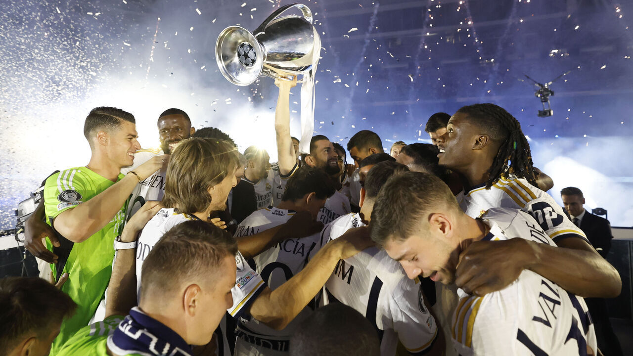 MADRID, SPAIN - JUNE 02: Real Madrid squad celebrates the 15th UCL Title in Santiago Bernabรฉu Stadium on June 02, 2024 in Madrid, Spain.
