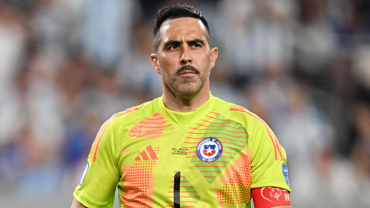 EAST RUTHERFORD, NEW JERSEY - JUNE 25: Claudio Bravo #1 of Chile looks downfield during a Copa America 2024 Group A match between Chile and Argentina at Metlife Stadium on June 25, 2024 in East Rutherford, New Jersey.