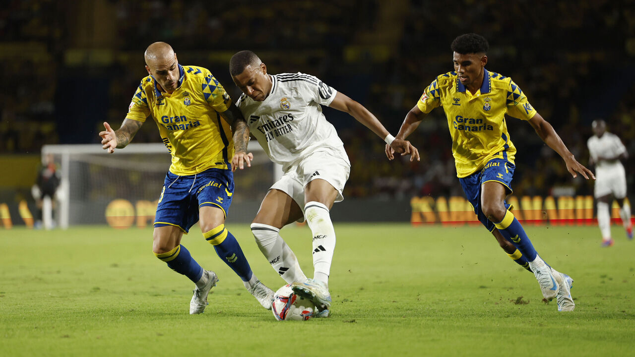 LAS PALMAS, SPAIN - AUGUST 29: Kylian Mbappe of Real Madrid dribbles the ball during the La Liga match between UD Las Palmas and Real Madrid CF at Estadio Gran Canaria on August 29, 2024 in Las Palmas, Spain.