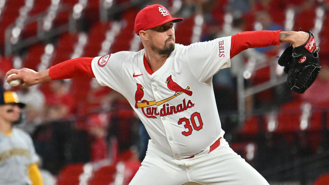 ST. LOUIS, MO - AUG 21: St. Louis Cardinals ;pitcher Shawn Armstrong (30) pitches in relief during an MLB game between the Milwaukee Brewers and the St. Louis Cardinals on August 21, 2024, at Busch Stadium, St. Louis, MO..