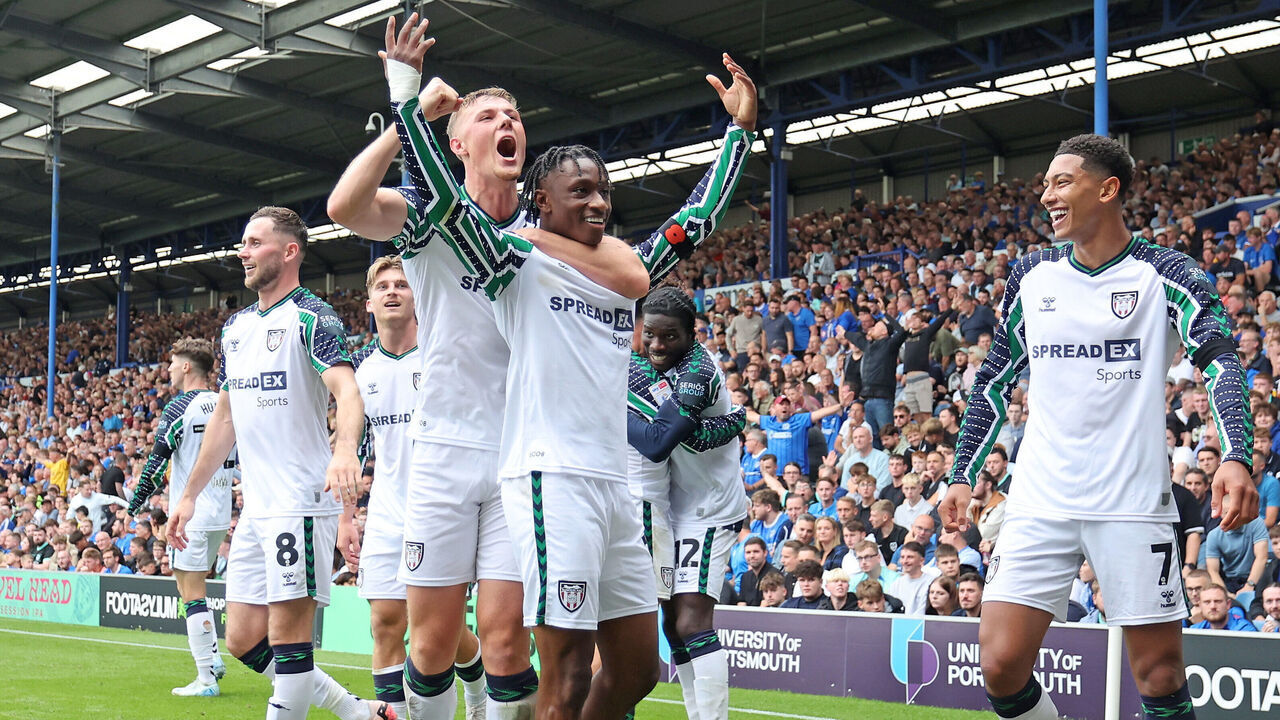 PORTSMOUTH, ENGLAND - AUGUST 31: Sunderland players celebrate the third goal scored by Romaine Mundle (#14) during the Sky Bet Championship match between Portsmouth FC and Sunderland AFC at on August 31, 2024 in Portsmouth, England.
