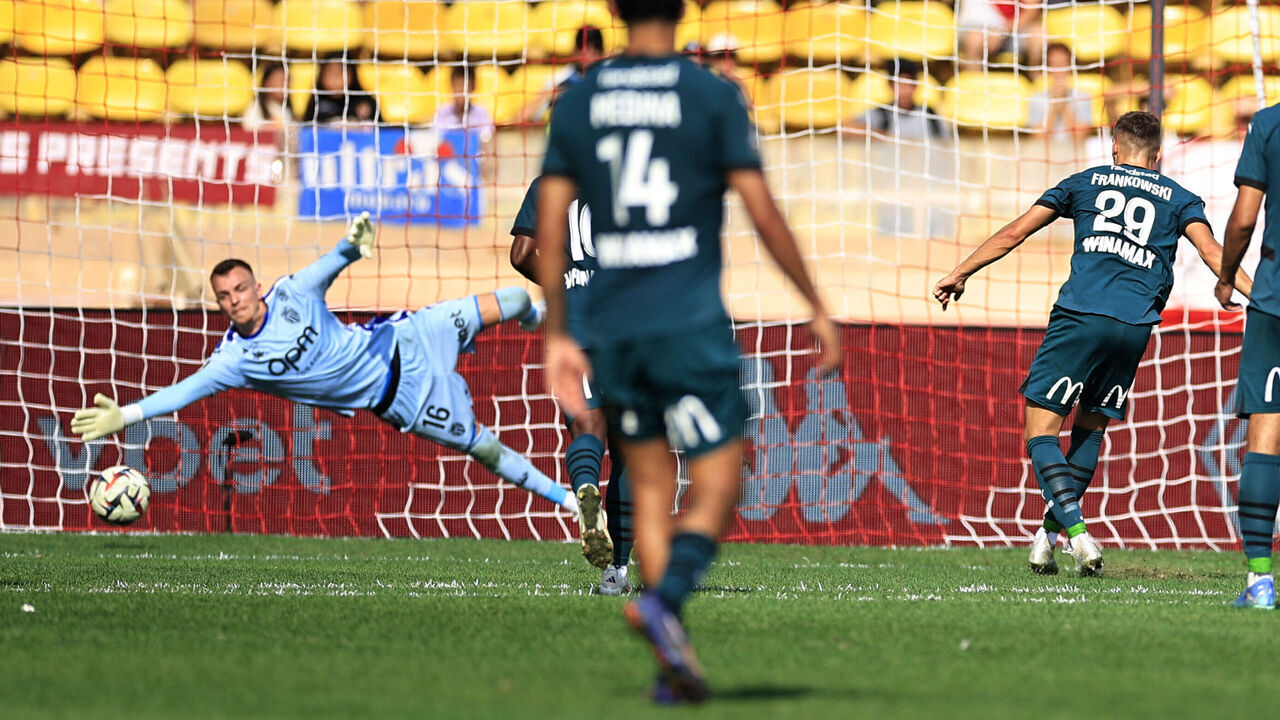 Lens' Polish midfielder #29 Przemyslaw Frankowski scores a penalty during the French L1 football match between AS Monaco and RC Lens at the Louis II Stadium (Stade Louis II) in the Principality of Monaco on September 1, 2024.