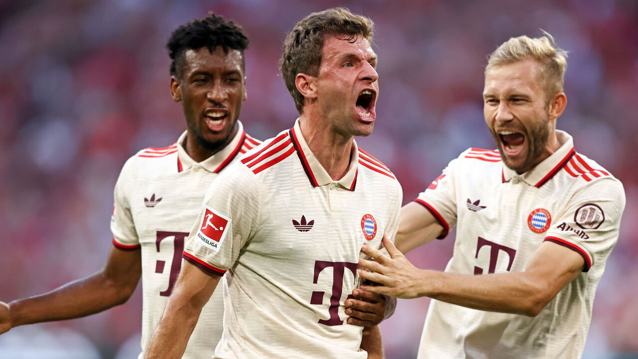 MUNICH, GERMANY - SEPTEMBER 01: Thomas Mueller of Bayern Muenchen celebrates as he scores the goal 2:0 Kingsley Coman of Bayern Muenchen Konrad Laimer of Bayern Muenchen during the Bundesliga match between FC Bayern München and Sport-Club Freiburg at Allianz Arena on September 01, 2024 in Munich, Germany.